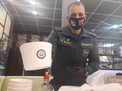 Безопасность с доставкой. На упаковки комплексных обедов бобруйские спасатели разместили информативные наклейки