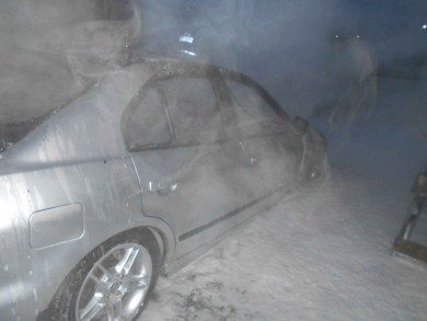 Спасатели на 1-й Линии тушили автомобиль