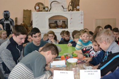 В Ленинском районе в рамках экологической акции «Покормите птиц зимой» прошел конкурс «Каждой пичужке - своя кормушка»