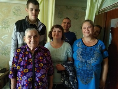 Участники волонтерского отряда «Шаг на встречу» отделения дневного пребывания для инвалидов поздравили юбиляршу