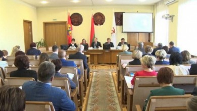 В рамках недельной работы в округе депутат Ирина Рынейская провела ряд встреч с трудовыми коллективами бобруйских предприятий, побеседовала с гражданами в ходе личного приема, приняла участие в заседании исполкома и сессии Бобруйского городского Совета де