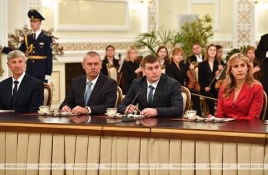 Бобруйским тренерам и спортсменке Президент вручил государственные награды