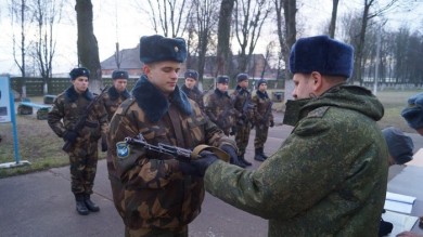 В радиотехническом центре войсковой части 48694 новому пополнению торжественно вручили оружие