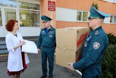 Добрые дела против пандемии. Бобруйские спасатели передали медикам защитные костюмы