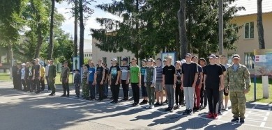 В бобруйском лагере «Патриот» ребята проходят боевую и строевую подготовку