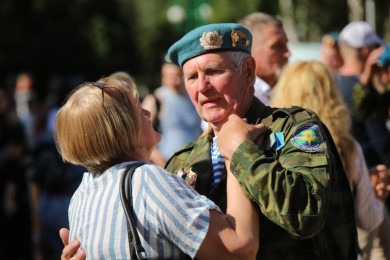 Праздник продолжается! В городском парке отмечают День ВДВ!