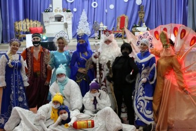 Городская резиденция Деда Мороза широко распахнула свои волшебные двери и начала принимать гостей