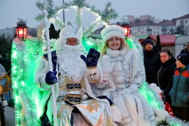 «Раз, два, три! Елочка, гори!»: состоялась торжественная церемония зажжения праздничных огней на главной «красавице» города