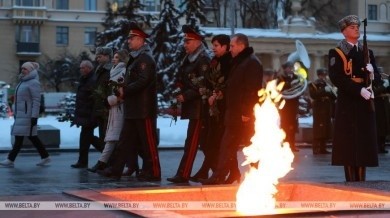 Венок от делегатов ВНС возложили на площади Победы в Минске