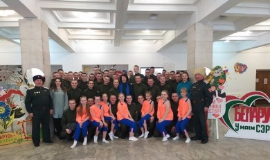 «Поздравляем в этот день всех, кто дорог нам, братьев, дедов и отцов – счастья, мира Вам!»