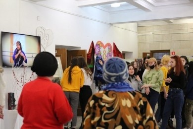 В Бобруйске открылась уникальная выставка платков «Цветочная симфония»
