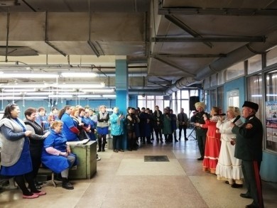 Творческие коллективы Бобруйска поздравили с наступающим 8 марта сотрудниц городских предприятий