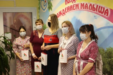 Представители Ленинской районной организации Бобруйска «Белая Русь» поздравили матерей с рождением детей в День народного единства
