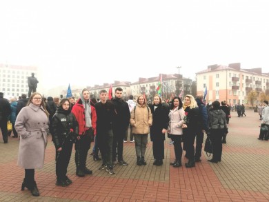 Активисты Бобруйской городской организации ОО "Белорусский республиканский союз молодежи" возложили цветы к памятнику, в честь 105-ой годовщины Великой Октябрьской социалистической революции