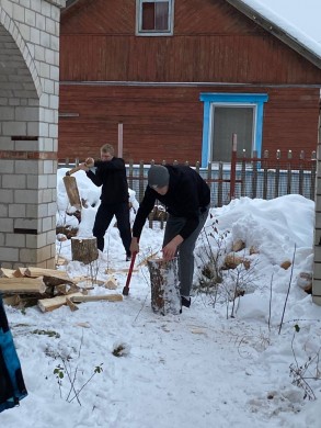 Учащиеся "Бобруйского государственного автотранспортного колледжа" оказали помощь пенсионеру