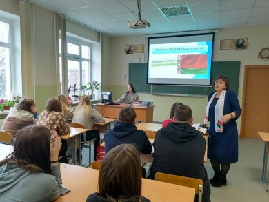 Информационно-познавательная беседа «Сила основного закона» и занимательная викторина «История моей Конституции» прошли с молодежью в Бобруйском государственном торгово-экономическом колледже