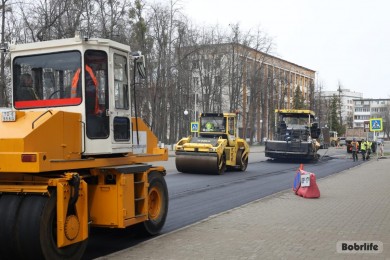 Новый асфальт укладывают на Октябрьской. Водителей просят учитывать это и не парковать авто у обочин (дополнено)