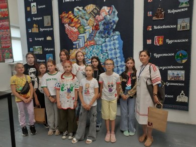 Руководитель Студии ДПИ «Майстрыха.by» Качан Гульнара Кенеспаевна со своими воспитанницами приняла участие в V Международном фестивале «ТекСтильный букет», который прошел 14 июня в Национальном центре современных искусств г. Минск