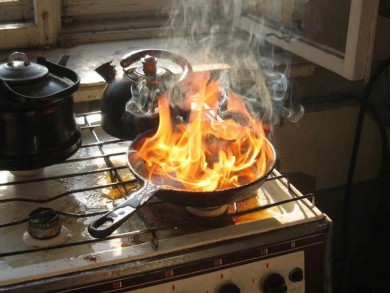 Если вспыхнуло масло на сковороде?