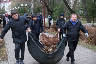 Дружно взялись за работу. Бобруйчане убрали опавшую листву в сквере Челюскинцев