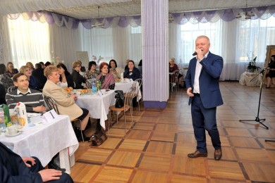 Весна, солнце, поэзия: в Бобруйске поздравили женщин с приближающимся 8 Марта