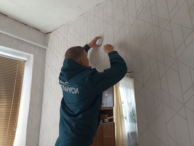 Кому в Бобруйске дарят извещатели? Работники Бобруйского ГРОЧС напоминают о важности соблюдать пожарную безопасность дома