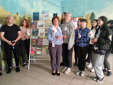 В единстве наша сила. Интересную книжную выставку оформили в торгово-экономическом колледже Бобруйска